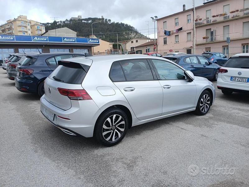 Usata VW Golf VIII Active 116 CV (85 kW) 2021 Grigio Berlina