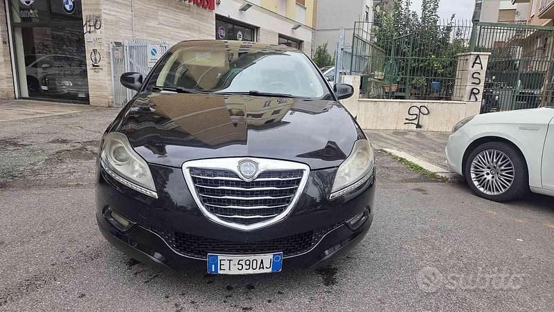 Begagnad Lancia Delta 165 HK (121 kW) 2010 Svart Halvkombi