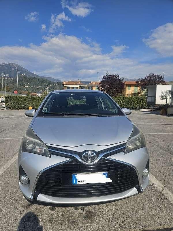 Usata Toyota Yaris Lounge 90 CV (66 kW) 2014 Argento Utilitaria