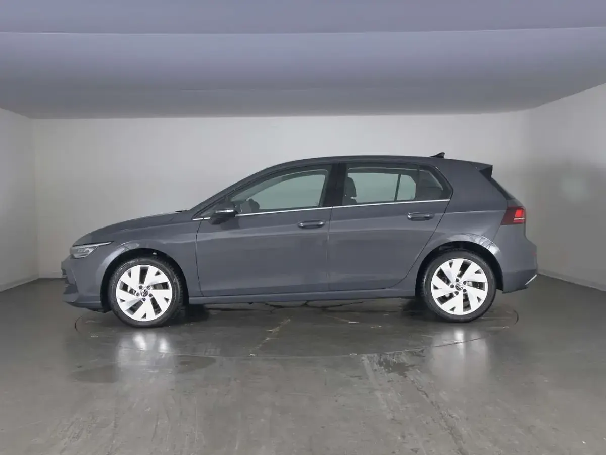 Usata VW Golf VIII Style 150 CV (110 kW) 2025 Dolphin grey metallizzato Berlina