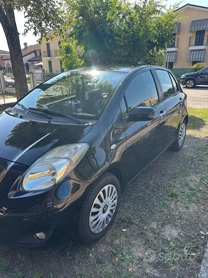 Usata Toyota Yaris Sol 69 CV (50 kW) 2010 Nero Utilitaria