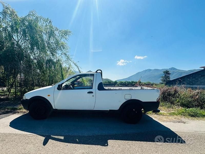 Usata Fiat Strada 69 CV (50 kW) 2000 Bianco Pick-up