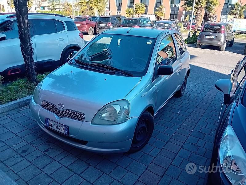 Usata Toyota Yaris 68 CV (50 kW) 2000 Grigio Berlina