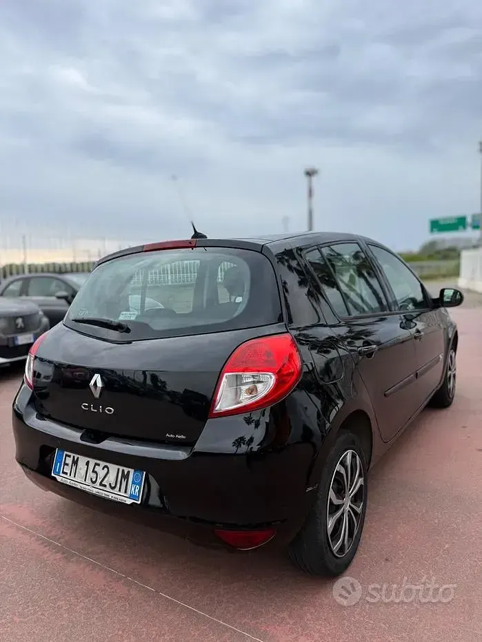 Begagnad Renault Clio IV Dynamique 75 HK (55 kW) 2012 Svart Sedan