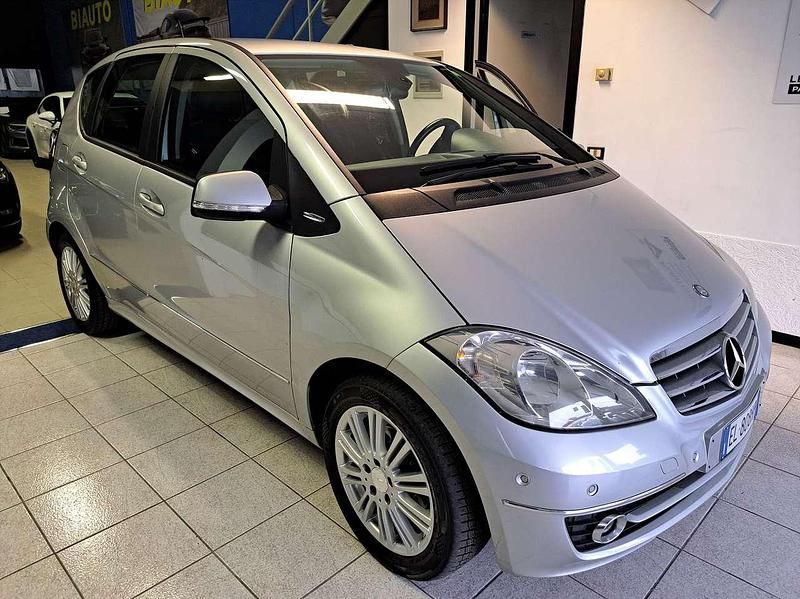 Usata Mercedes A180 Elegance 109 CV (80 kW) 2011 Argento Monovolume