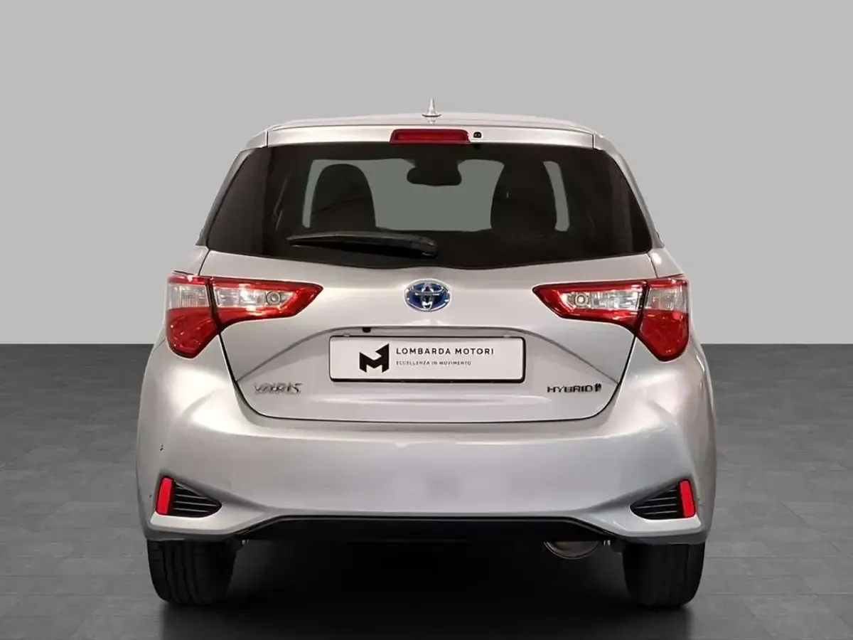 Usata Toyota Yaris Hybrid Active 101 CV (74 kW) 2019 Argento metallizzato Berlina