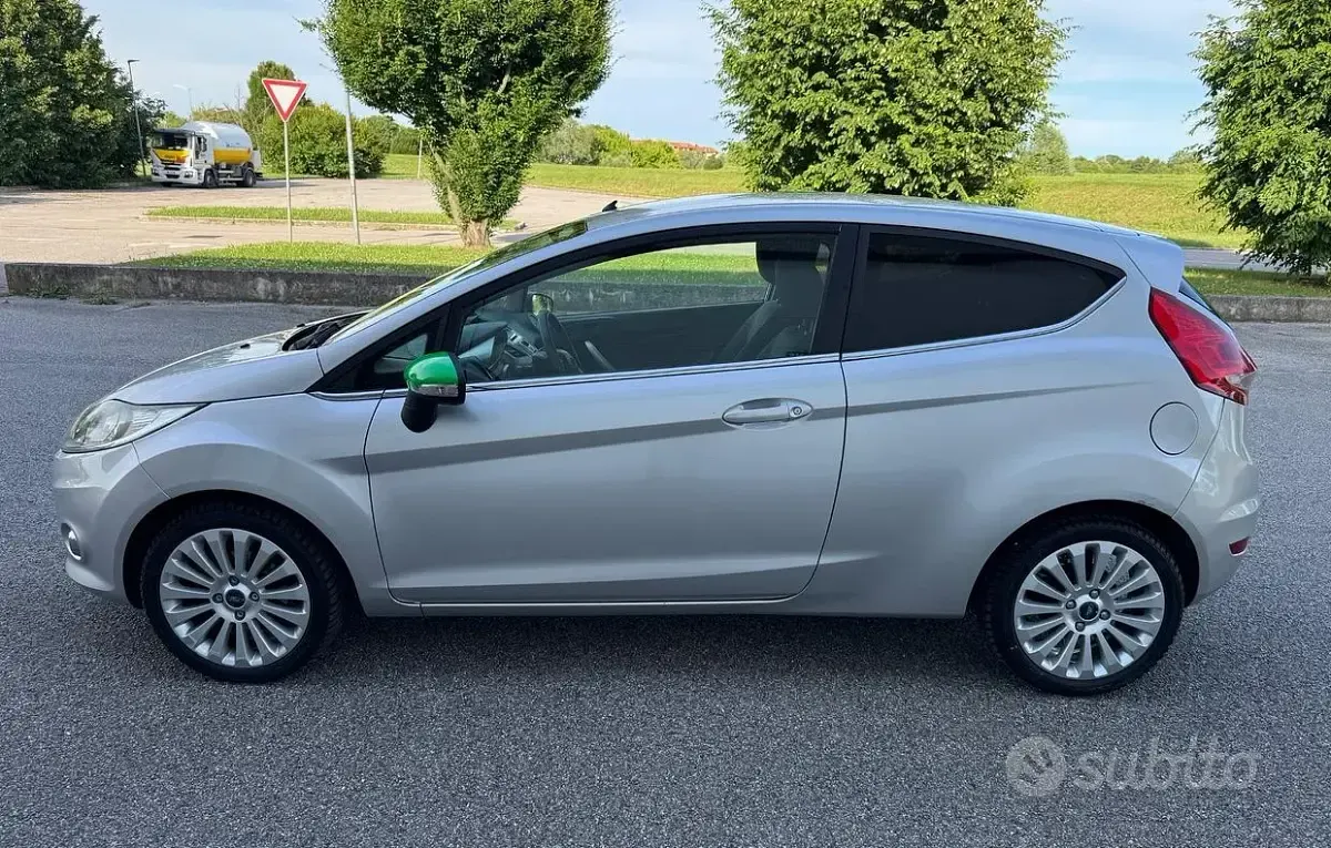 Usata Ford Fiesta Titanium 82 CV (60 kW) 2008 Grigio Utilitaria