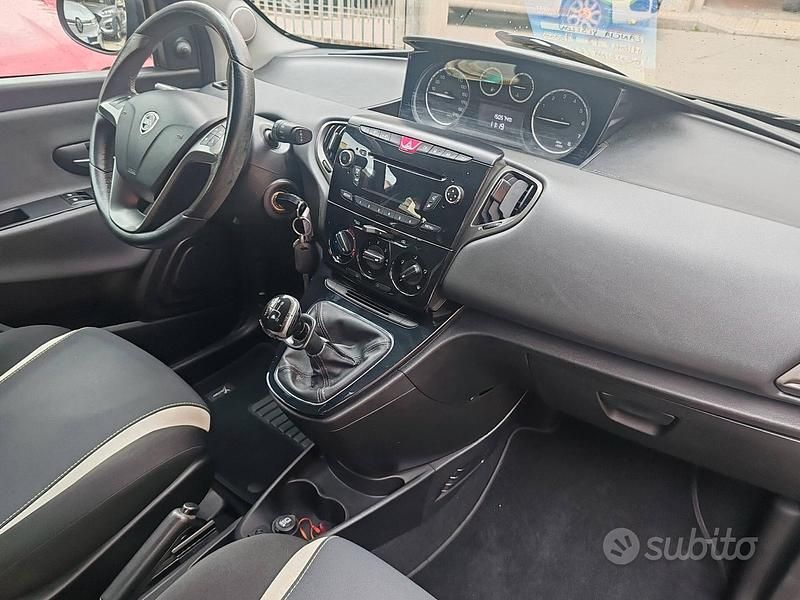 Usata Lancia Ypsilon 69 CV (50 kW) 2014 Grigio Utilitaria