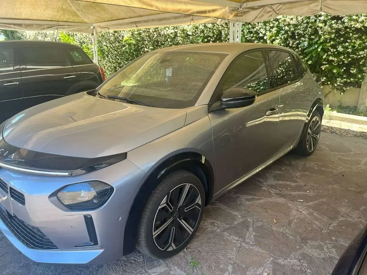 Usata Lancia Ypsilon 101 CV (74 kW) 2025 Grigio Utilitaria