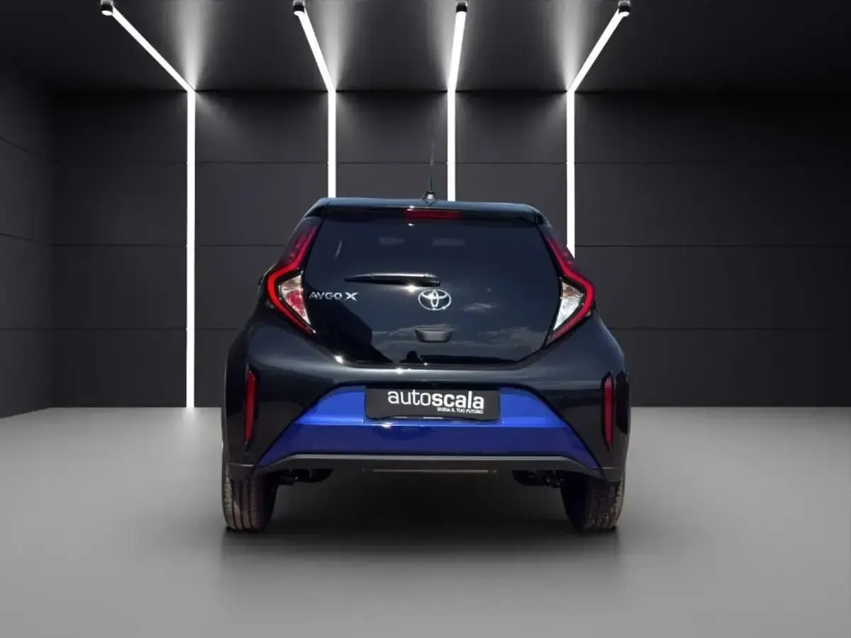 Nuova Toyota Aygo X Trend 72 CV (52 kW) 2025 Tarragon green & black SUV
