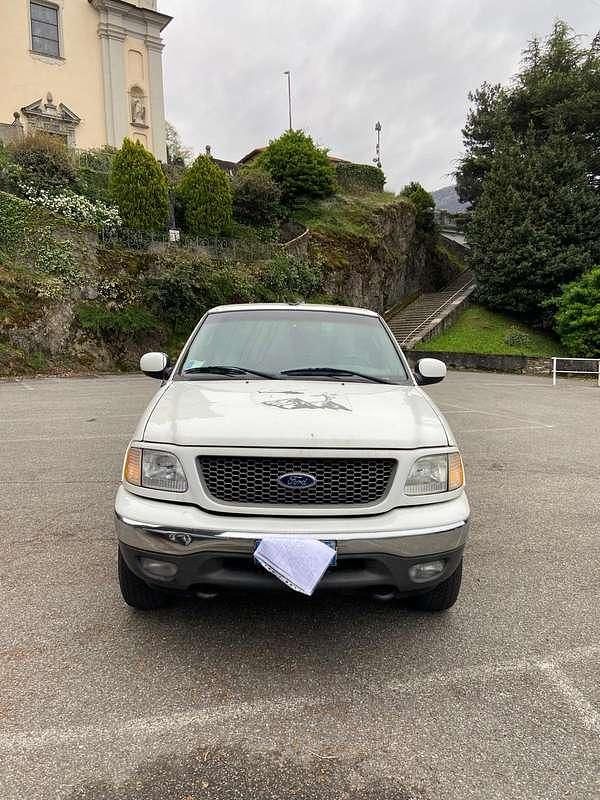 Usata Ford V8 230 CV (169 kW) 2002 Bianco SUV