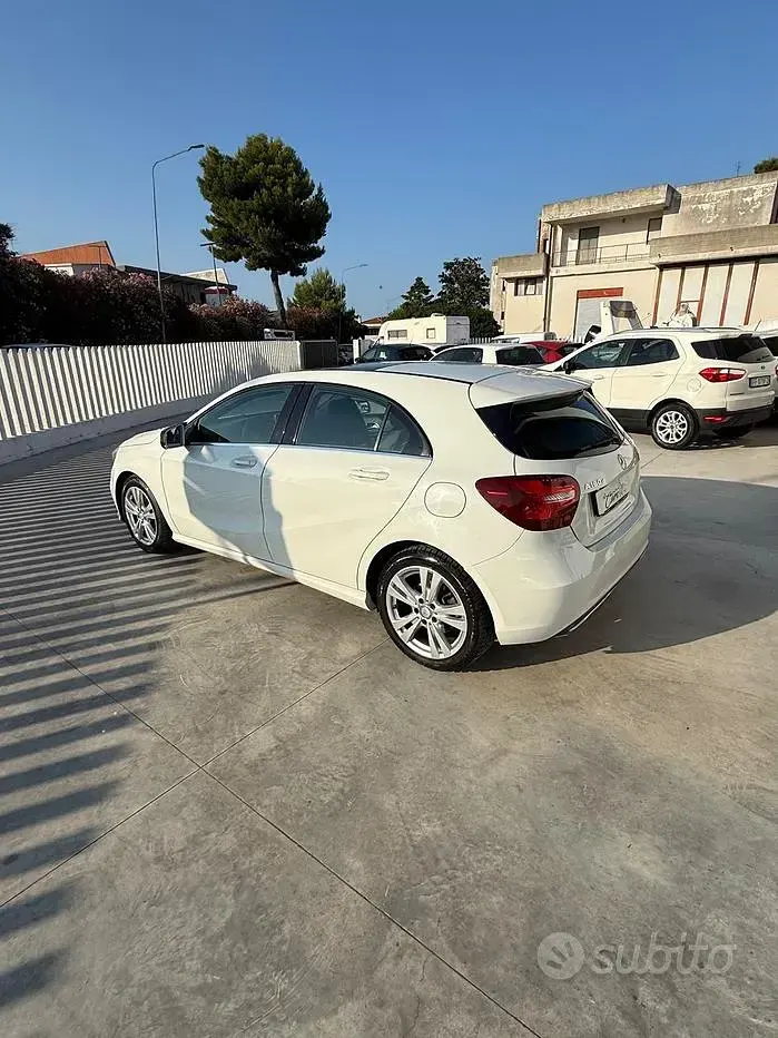 Usata Mercedes A180 Premium 109 CV (80 kW) 2017 Bianco Utilitaria