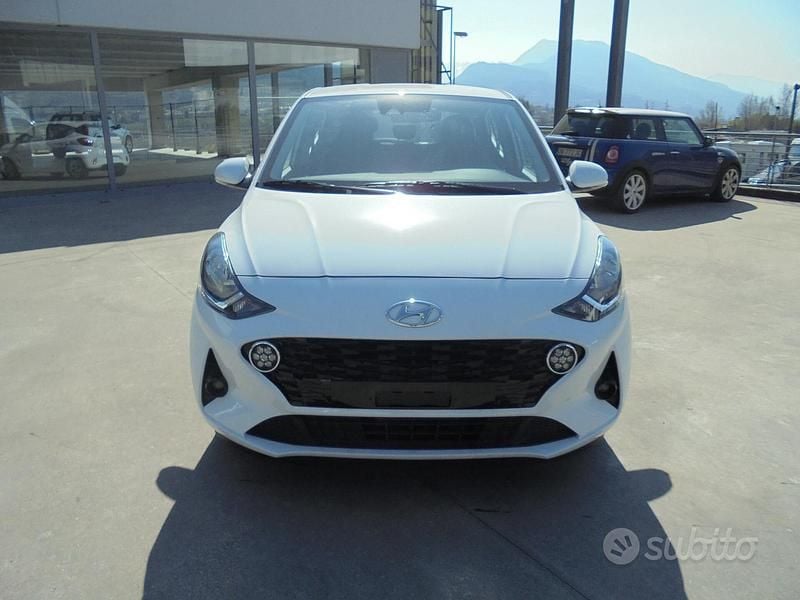 Usata Hyundai i10 66 CV (48 kW) 2023 Bianco Utilitaria