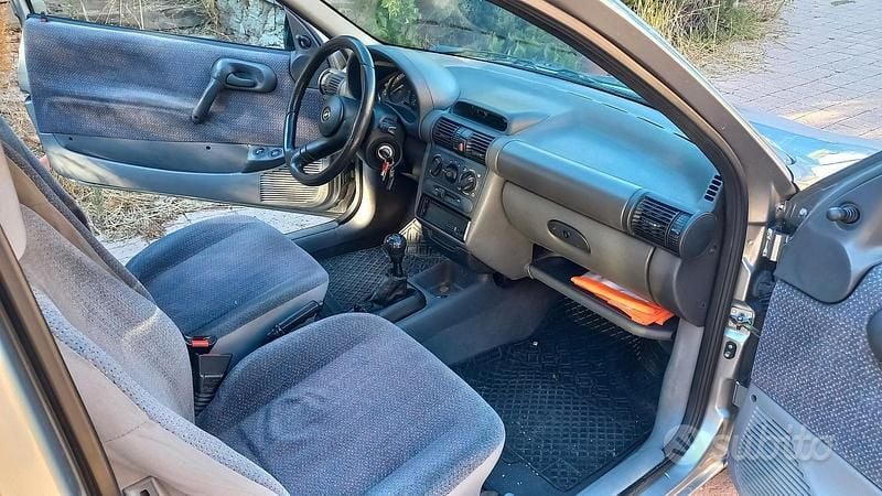 Usata Opel Corsa 54 CV (39 kW) 1997 Grigio Utilitaria