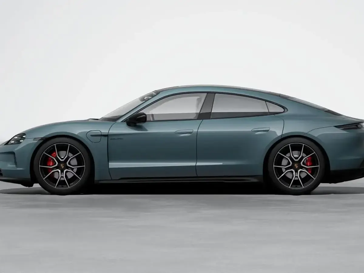 Nuova Porsche Taycan 4S Black Edition 2026 Pale blue metallizzato Berlina