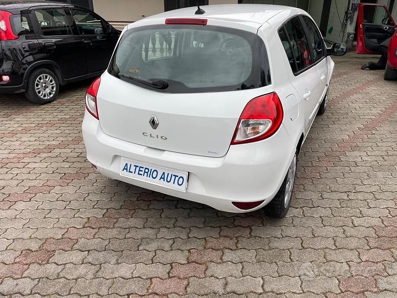 Usata Renault Clio II 65 CV (47 kW) 2010 Bianco Berlina