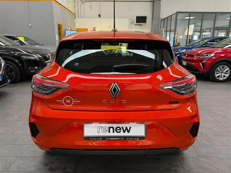 Usata Renault Clio Evolution 145 CV (106 kW) 2025 Arancione Utilitaria