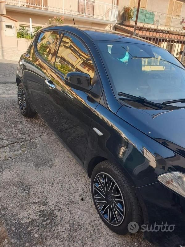 Usata Lancia Ypsilon Gold 95 CV (69 kW) 2018 Nero Utilitaria