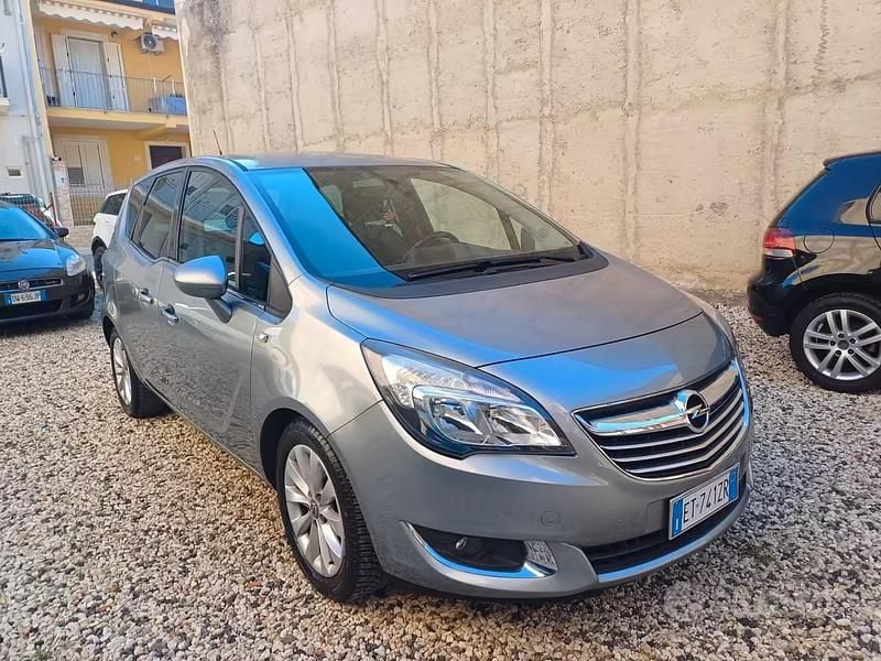 Usata Opel Meriva Design Edition 110 CV (80 kW) 2014 Grigio Monovolume