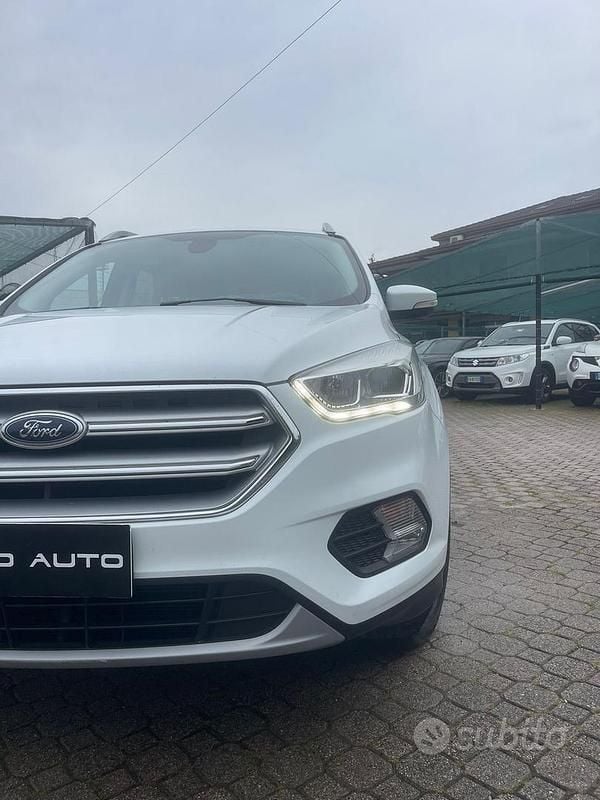 Gebraucht Ford Kuga Titanium 120 PS (88 kW) 2018 Weiß SUV