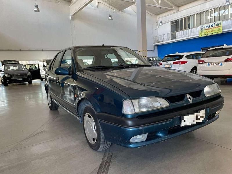 Usata Renault 19 80 CV (58 kW) 1993 Blu pastello Berlina