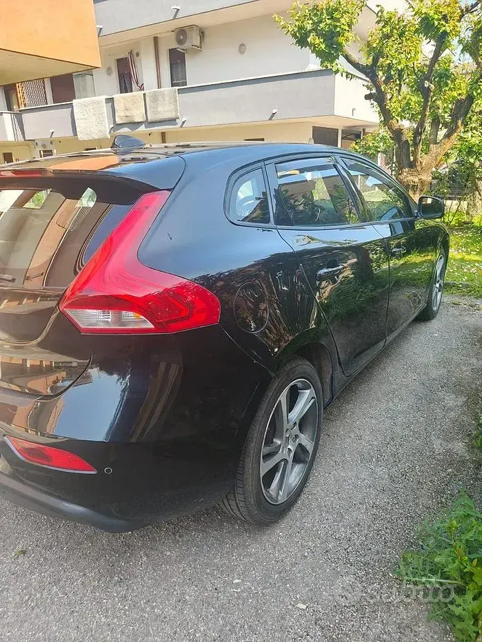 Usata Volvo V40 120 CV (88 kW) 2017 Nero Berlina