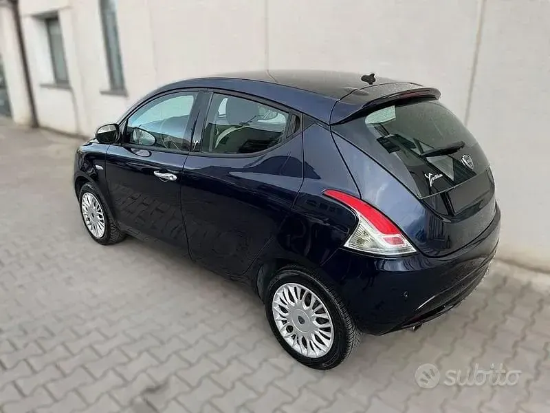 Usata Lancia Ypsilon Gold 69 CV (50 kW) 2017 Blu Utilitaria