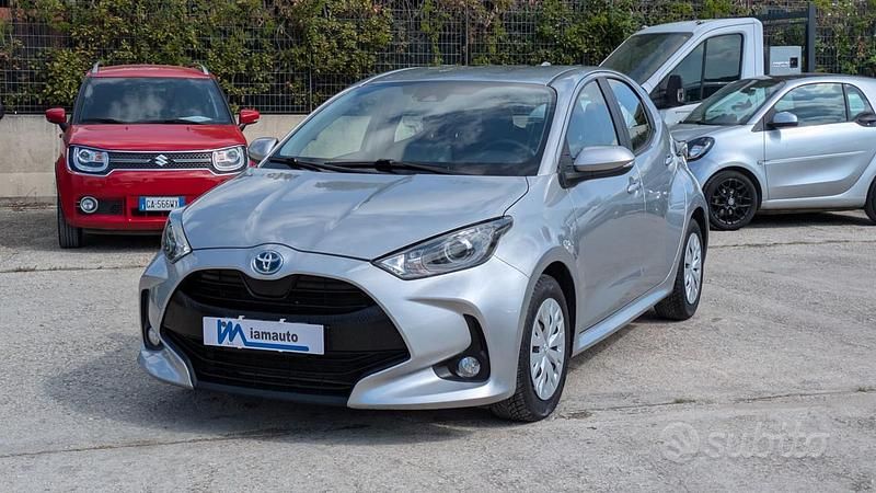 Begagnad Toyota Yaris Hybrid Business Edition 92 HK (67 kW) 2022 Grå Sedan