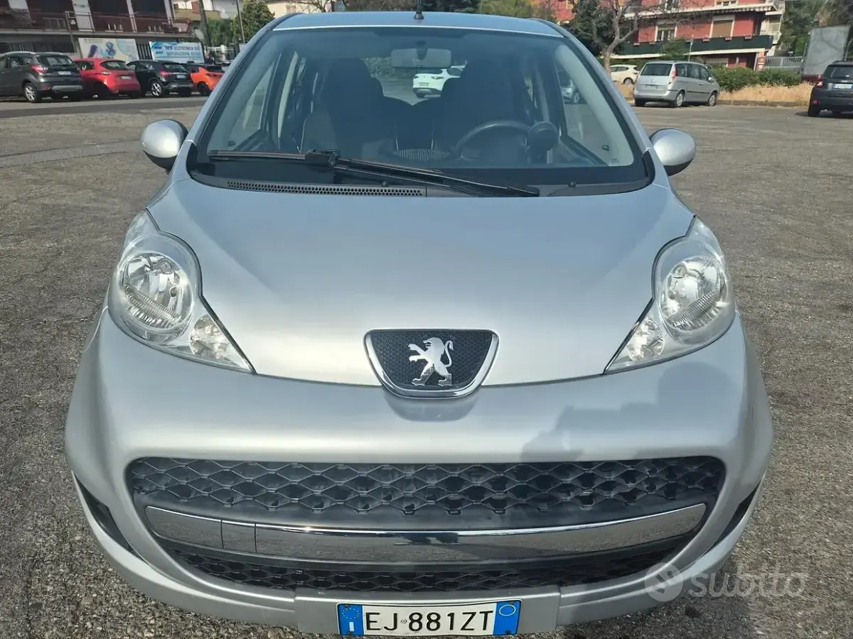 Usata Peugeot 107 Allure 68 CV (50 kW) 2011 Grigio Utilitaria