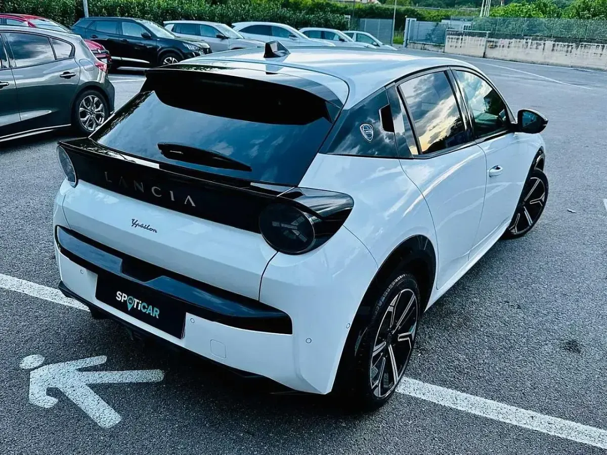 Gebraucht Lancia Ypsilon 101 PS (74 kW) 2025 Weiß Kleinwagen