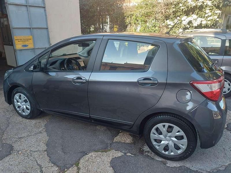 Usata Toyota Yaris 101 CV (74 kW) 2017 Grigio Berlina
