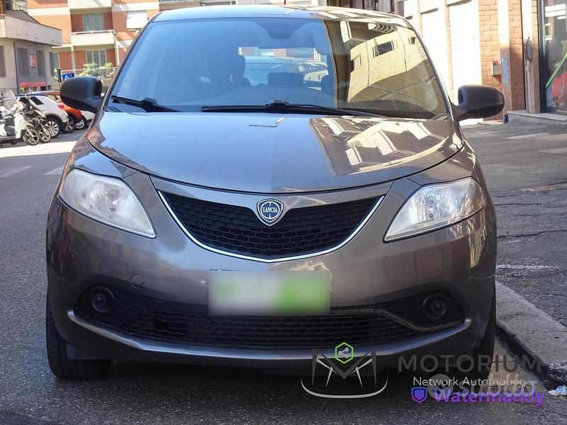 Usata Lancia Ypsilon 69 CV (50 kW) 2018 Grigio scuro Utilitaria