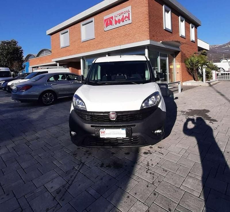 Usata Fiat Doblò 120 CV (88 kW) 2022 Bianco Monovolume