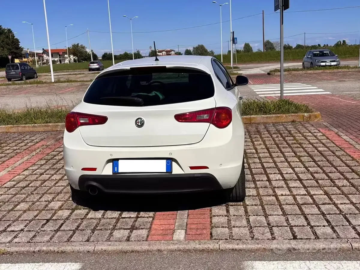 Usata Alfa Romeo Giulietta 105 CV (77 kW) 2011 Bianco Utilitaria