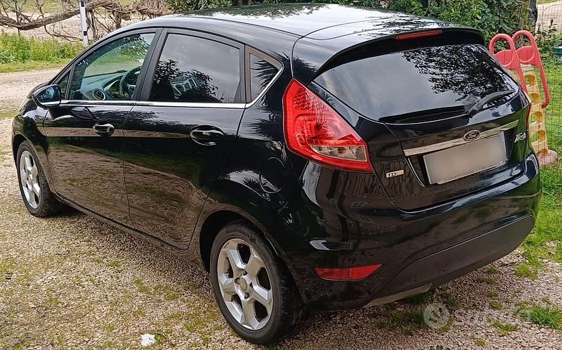 Usata Ford Fiesta Titanium 68 CV (50 kW) 2010 Nero Utilitaria