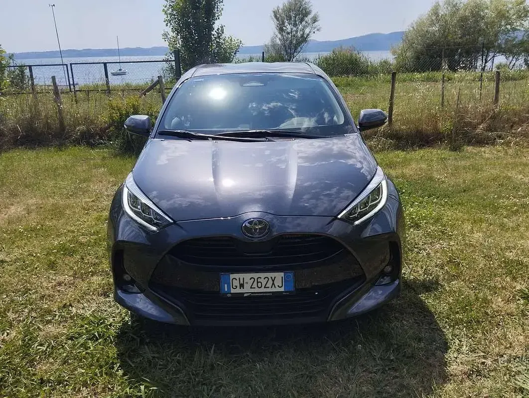 Usata Toyota Yaris Hybrid Trend 92 CV (67 kW) 2024 Nero Berlina
