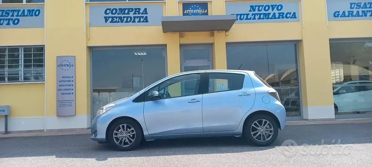 Usata Toyota Yaris Active 69 CV (50 kW) 2014 Blu Utilitaria