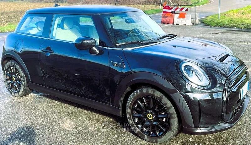Usata Mini Cooper SE 75 kW (102 CV) 2022 Midnight black metallic. Utilitaria