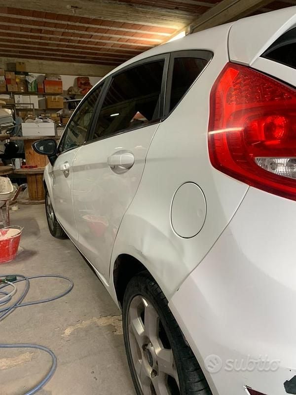 Second-hand Ford Fiesta 75 CP (55 kW) 2010 Alb Hatchback