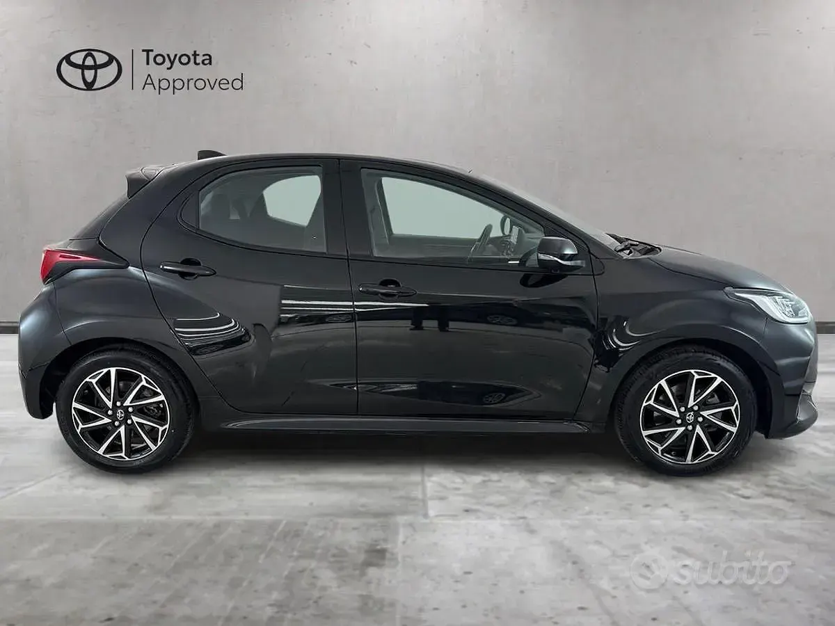 Usata Toyota Yaris Hybrid Trend 92 CV (67 kW) 2023 Nero Berlina