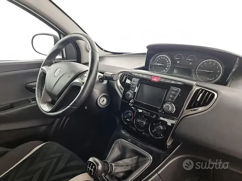 Usata Lancia Ypsilon Gold 69 CV (50 kW) 2017 Grigio Utilitaria