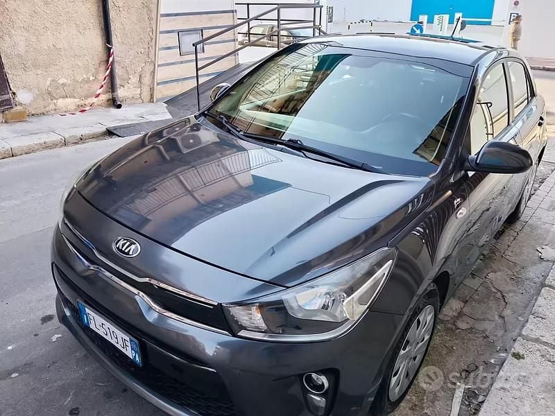 Usado Kia Rio 84 HP (61 kW) 2017 Cinzento Citadino