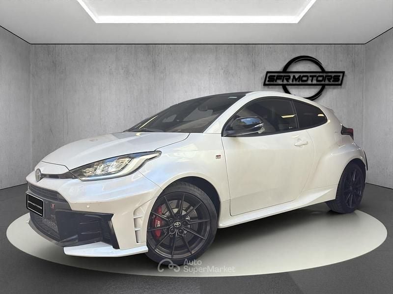 Usata Toyota Yaris 280 CV (205 kW) 2024 Bianco Berlina