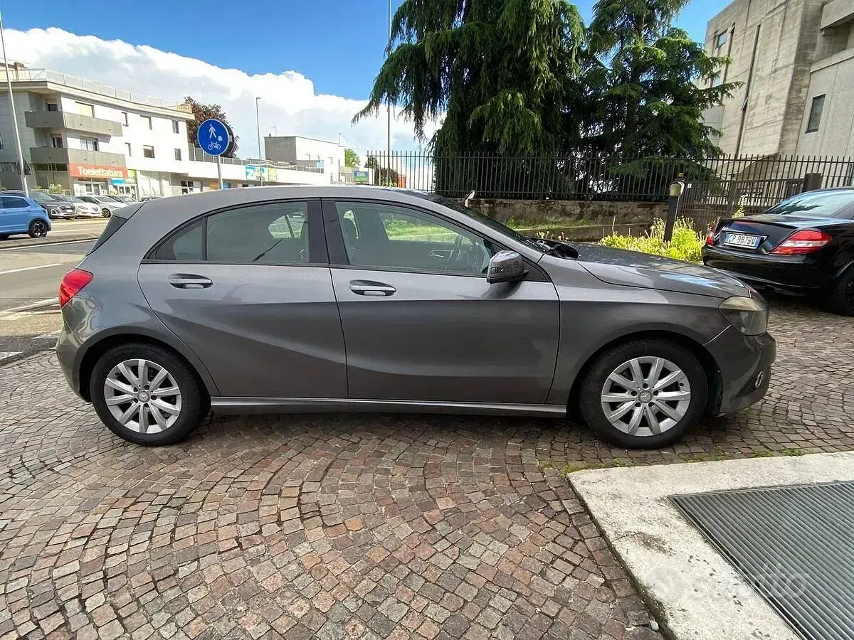 Usata Mercedes A180 Premium 122 CV (89 kW) 2012 Grigio Berlina