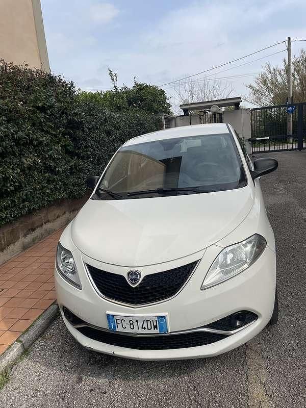 Usata Lancia Ypsilon Silver 69 CV (50 kW) 2016 Utilitaria