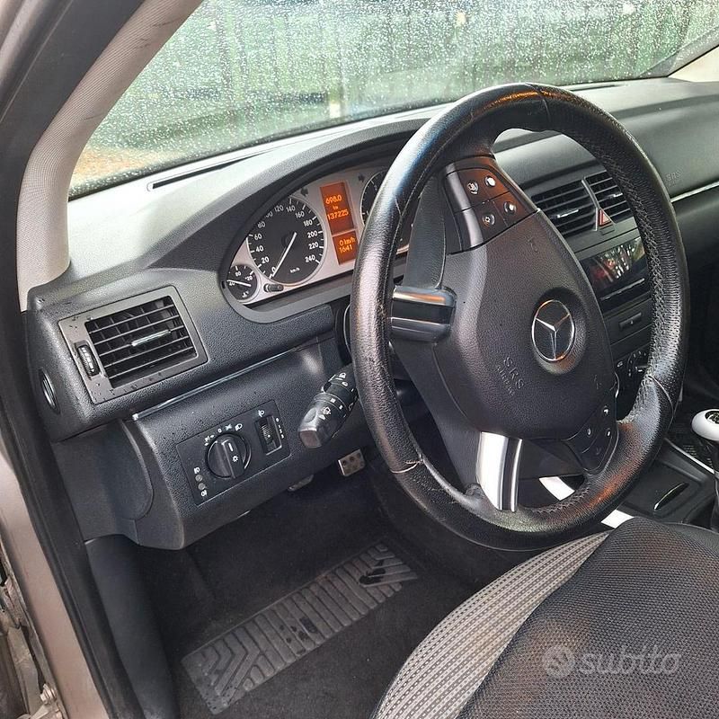 Usata Mercedes B200 140 CV (102 kW) 2008 Grigio Monovolume