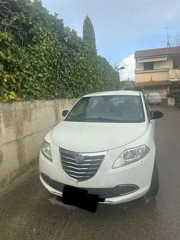 Usata Lancia Ypsilon Silver 69 CV (50 kW) 2012 Bianco Utilitaria