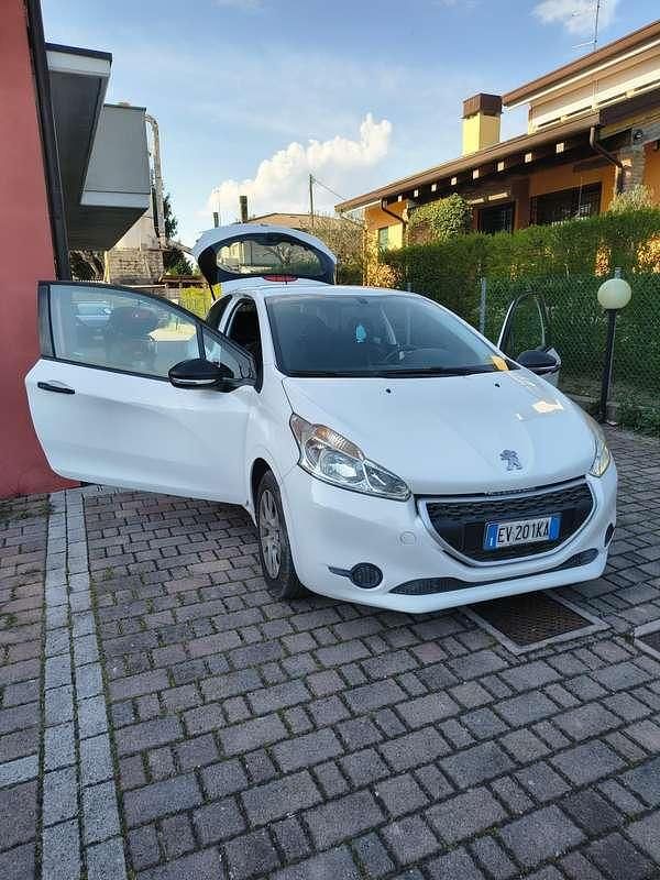 Usata Peugeot 208 Access 68 CV (50 kW) 2014 Bianco Utilitaria