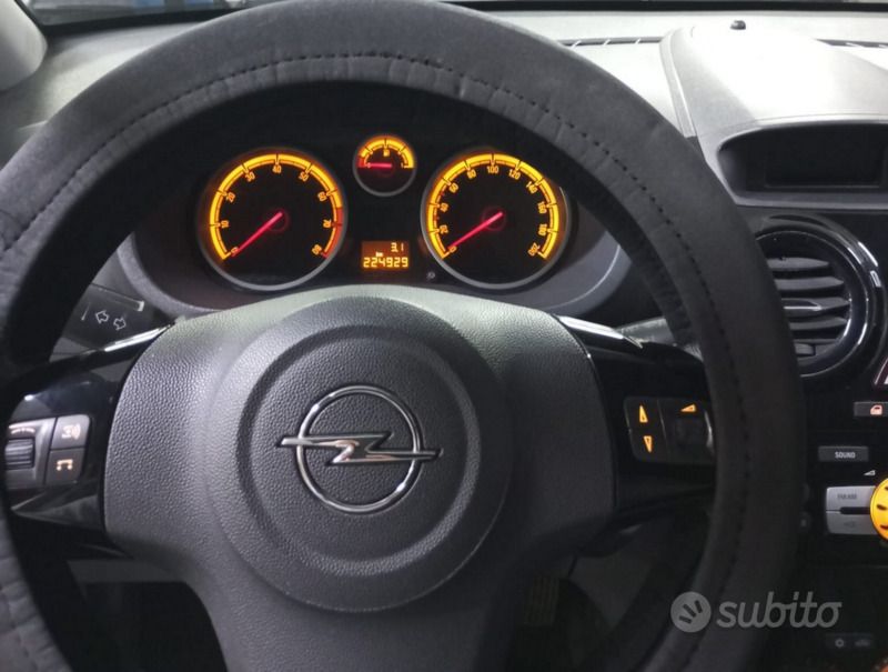 Bianco Usata 2010 Opel Corsa Due volumi | 1300 € (Super prezzo) - Immagine 1/4