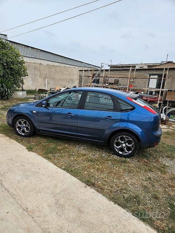 Blu Usata 2006 Ford Focus Tre volumi | 1200 € (Super prezzo) - Immagine 1/4